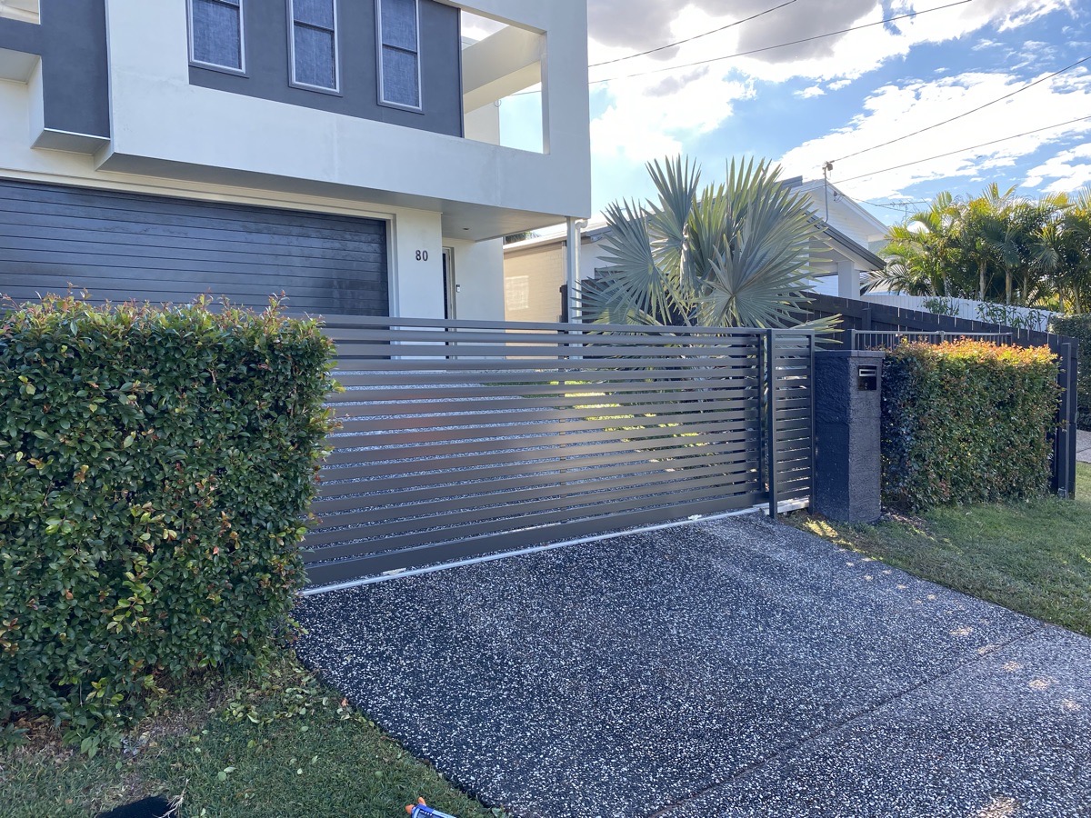 Horizontal slat sliding gate